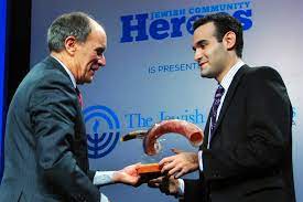 Ari winning Jewish Hero award. [CREDIT: JTA]